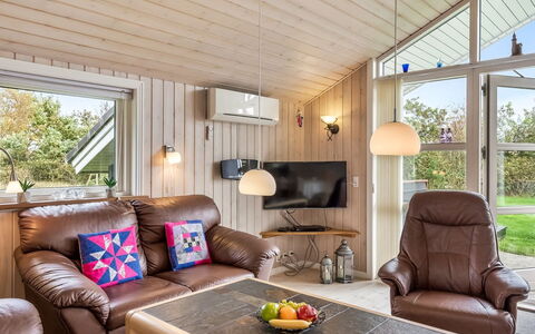 Lillemor - 800M to the Fjord: Mobilia, Interior Design, Legna, Soffitto, Divano, Soggiorno, Camera, Pavimentazione, Casa, Illuminazione