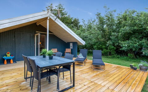Frender - 800M to the Fjord: Mobilia, Interior Design, Pavimentazione, Legna, Pavimento, Soffitto, Pavimento In Legno, Sedia, Tavolo, Illuminazione