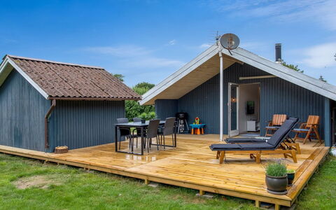 Frender - 800M to the Fjord: Mobilia, Interior Design, Pavimentazione, Legna, Pavimento, Soffitto, Pavimento In Legno, Sedia, Tavolo, Illuminazione