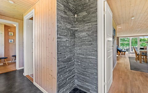 Mina - 600M to the Fjord: Pavimentazione, Interior Design, Legna, Pavimento, Le Scale, Soffitto, Color Legno, Pavimento In Legno, Latifoglie, Corrimano