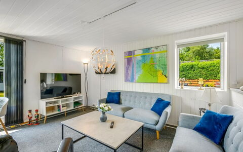 Kjartan - 32M to the Fjord: Mobilia, Interior Design, Divano, Pavimentazione, Soffitto, Pavimento, Soggiorno, Illuminazione, Camera