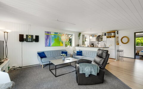 Kjartan - 32M to the Fjord: Mobilia, Interior Design, Divano, Pavimentazione, Soggiorno, Pavimento, Soffitto, Legna, Camera, Illuminazione