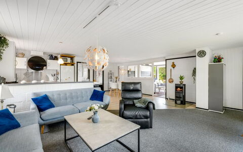 Kjartan - 32M to the Fjord: Mobilia, Interior Design, Divano, Soffitto, Legna, Pavimentazione, Soggiorno, Pavimento, Illuminazione, Camera