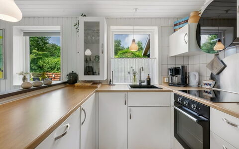 Kjartan - 32M to the Fjord: Cucina, Controsoffitto, Pavimentazione, Elettrodomestico Da Cucina, Interior Design, Legna, Apparecchio Major, Pavimento, Cabinetry, Soffitto