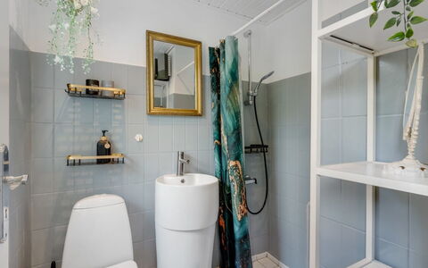 Kjartan - 32M to the Fjord: Interior Design, Pavimentazione, Pavimento, Bagno, Idraulico Fixture, Gabinetto, Toilet Seat, Casa, Idraulico, Camera