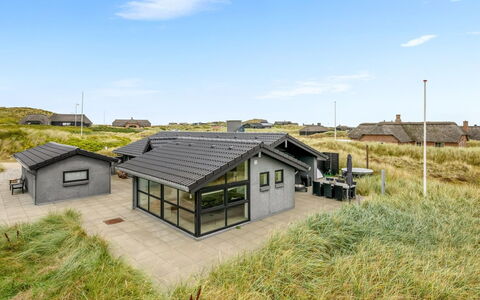 Walther - 300M from the Sea: Tetto, Casa, Porta, Villetta, Shade, Raccordo, Cortile, Estate, Backyard