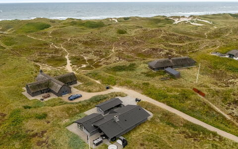 Walther - 300M from the Sea: Tetto, Casa, Porta, Villetta, Shade, Raccordo, Cortile, Estate, Backyard