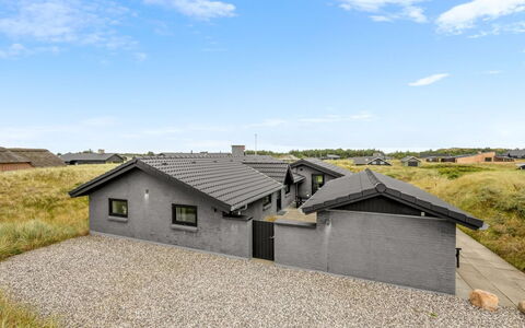 Walther - 300M from the Sea: Tetto, Casa, Porta, Villetta, Shade, Raccordo, Cortile, Estate, Backyard