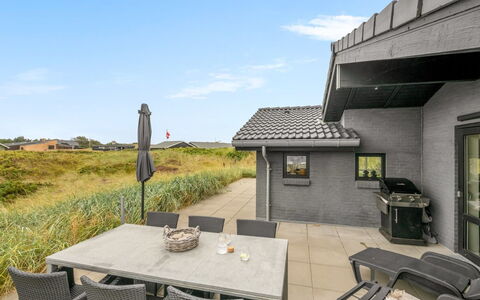 Walther - 300M from the Sea: Tetto, Casa, Porta, Villetta, Shade, Raccordo, Cortile, Estate, Backyard