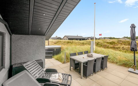 Walther - 300M from the Sea: Tetto, Casa, Porta, Villetta, Shade, Raccordo, Cortile, Estate, Backyard