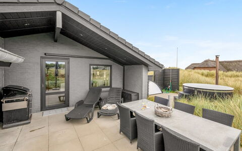 Walther - 300M from the Sea: Tetto, Casa, Porta, Villetta, Shade, Raccordo, Cortile, Estate, Backyard