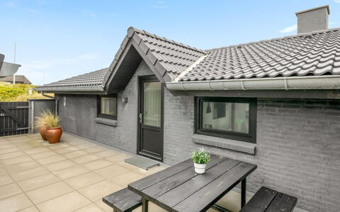 Walther - 300M from the Sea: Tetto, Casa, Porta, Villetta, Shade, Raccordo, Cortile, Estate, Backyard