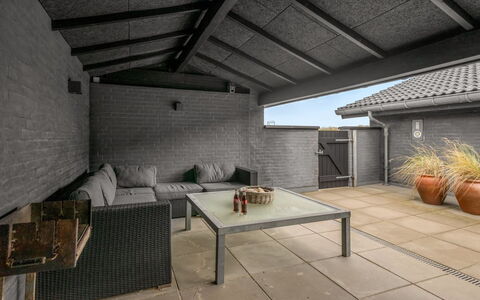 Walther - 300M from the Sea: Tetto, Casa, Porta, Villetta, Shade, Raccordo, Cortile, Estate, Backyard