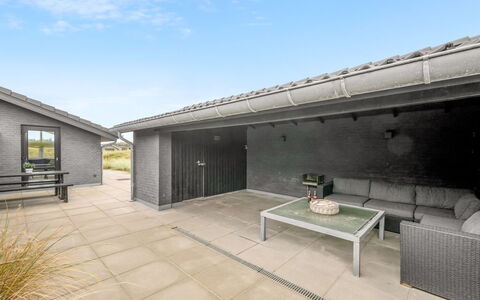 Walther - 300M from the Sea: Tetto, Casa, Porta, Villetta, Shade, Raccordo, Cortile, Estate, Backyard