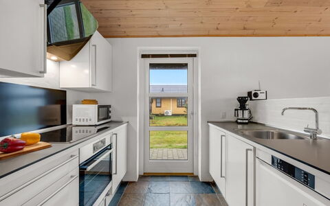 Fietje - 500M to the Fjord: Legna, Pavimentazione, Cucina, Controsoffitto, Pavimento, Soffitto, Apparecchio Major, Elettrodomestico Da Cucina, Cabinetry, Color Legno