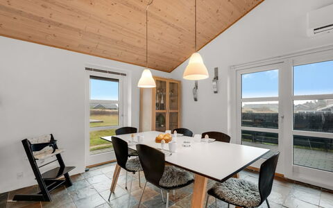 Fietje - 500M to the Fjord: Legna, Soffitto, Pavimentazione, Casa, Interior Design, Pavimento, Cucina & Sala Da Pranzo Tavolo, Lampada, Sala Da Pranzo, Latifoglie