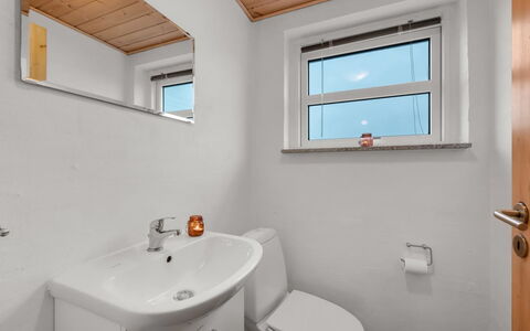 Fietje - 500M to the Fjord: Parete, Idraulico Fixture, Pavimentazione, Pavimento, Soffitto, Interior Design, Idraulico, Lavello, Rubinetto, Bagno