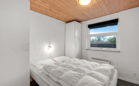 Fietje - 500M to the Fjord: Legna, Soffitto, Camera Da Letto, Letto, Lenzuolo, Bedding, Camera, Telaio Del Letto, Latifoglie, Illuminazione Diurna