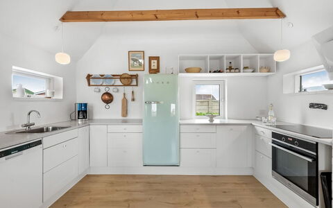 Hermine - from the Sea: Cucina, Elettrodomestico Da Cucina, Interior Design, Controsoffitto, Pavimentazione, Cabinetry, Mobilia, Apparecchio Major, Pavimento, Lampada
