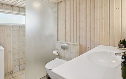 Sari - 250M from the Sea: Pavimentazione, Parete, Idraulico Fixture, Pavimento, Bagno, Legna, Lavandino Del Bagno, Interior Design, Lavello, Soffitto