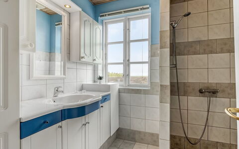 Soria - 600M to the Fjord: Idraulico Fixture, Bagno, Pavimentazione, Lavello, Pavimento, Interior Design, Lavandino Del Bagno, Rubinetto, Mobiletto Del Bagno, Idraulico
