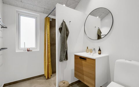 Ivar - 300M from the Sea: Pavimentazione, Pavimento, Legna, Idraulico Fixture, Interior Design, Idraulico, Mobiletto Del Bagno, Rubinetto, Bagno, Specchio