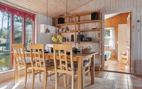 Jytte - 1.7Km from the Sea: Mobilia, Interior Design, Pavimentazione, Pavimento, Legna, Soffitto, Sedia, Tavolo, Camera, Sala Da Pranzo