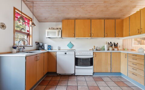 Jytte - 1.7Km from the Sea: Cucina, Controsoffitto, Elettrodomestico Da Cucina, Pavimentazione, Apparecchio Major, Cabinetry, Legna, Interior Design, Pavimento, Lavandino Della Cucina