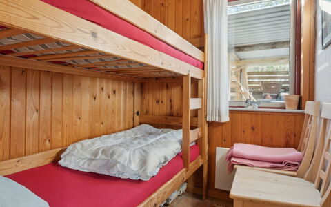 Jytte - 1.7Km from the Sea: Legna, Letto A Castello, Interior Design, Mobilia, Camera Da Letto, Letto, Pavimento, Pavimentazione, Soffitto, Color Legno