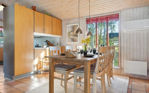 Jytte - 1.7Km from the Sea: Mobilia, Interior Design, Pavimentazione, Pavimento, Legna, Sala Da Pranzo, Soffitto, Sedia, Cucina & Sala Da Pranzo Tavolo, Lampada