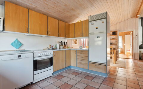 Jytte - 1.7Km from the Sea: Cucina, Pavimentazione, Pavimento, Legna, Soffitto, Interior Design, Controsoffitto, Apparecchio Major, Elettrodomestico Da Cucina, Cabinetry