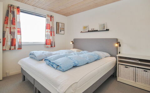 Hilmer - 250M from the Sea: Letto, Camera Da Letto, Interior Design, Mobilia, Lenzuolo, Bedding, Legna, Soffitto, Pavimento, Camera