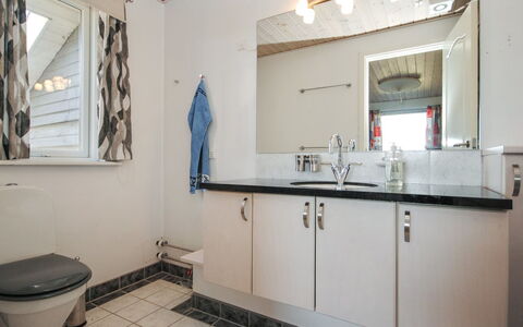 Hilmer - 250M from the Sea: Idraulico Fixture, Lavello, Interior Design, Pavimentazione, Bagno, Rubinetto, Lavandino Del Bagno, Pavimento, Mobiletto Del Bagno, Idraulico