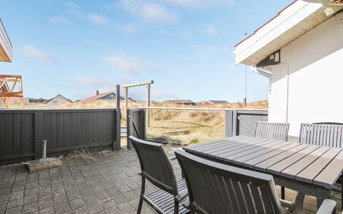 Hilmer - 250M from the Sea: Architettura, Tetto, Casa, Shade, Illuminazione Diurna, Balcone, Deck, Color Legno, Corrimano, Recinzione