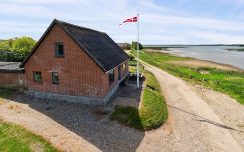 Swaantje - 150M to the Fjord: Tetto, Casa, Lotto, Casa, Villetta, Estate, Edifici Giardino, Shade, Log Cabin, Landscaping