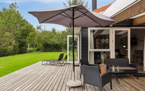 Rikus - 300M from the Sea: Tetto, Casa, Porta, Villetta, Shade, Raccordo, Cortile, Estate, Backyard
