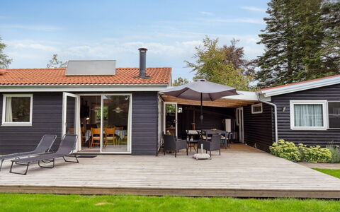 Rikus - 300M from the Sea: Tetto, Casa, Porta, Villetta, Shade, Raccordo, Cortile, Estate, Backyard
