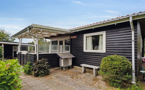 Rikus - 300M from the Sea: Tetto, Casa, Porta, Villetta, Shade, Raccordo, Cortile, Estate, Backyard