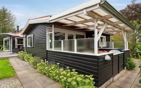Rikus - 300M from the Sea: Tetto, Casa, Porta, Villetta, Shade, Raccordo, Cortile, Estate, Backyard