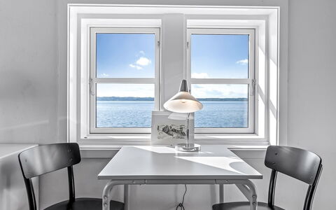 Adils - 5M from the Sea: Mobilia, Interior Design, Pavimentazione, Legna, Pavimento, Soffitto, Pavimento In Legno, Sedia, Tavolo, Illuminazione