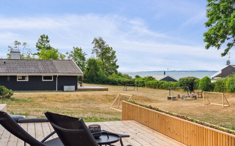 Edina - 350M from the Sea: Architettura, Tetto, Casa, Materiale Composito, Illuminazione Diurna, Raccordo, Driveway