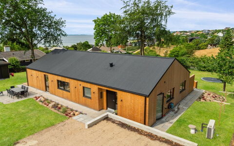 Edina - 350M from the Sea: Architettura, Tetto, Casa, Materiale Composito, Illuminazione Diurna, Raccordo, Driveway