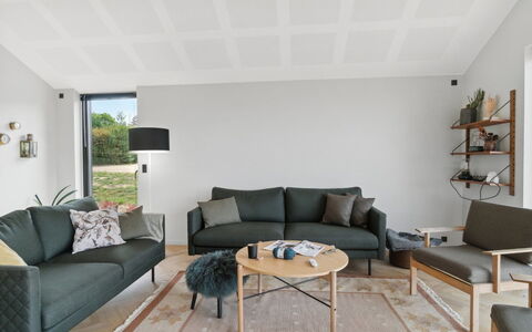 Edina - 350M from the Sea: Architettura, Tetto, Casa, Materiale Composito, Illuminazione Diurna, Raccordo, Driveway