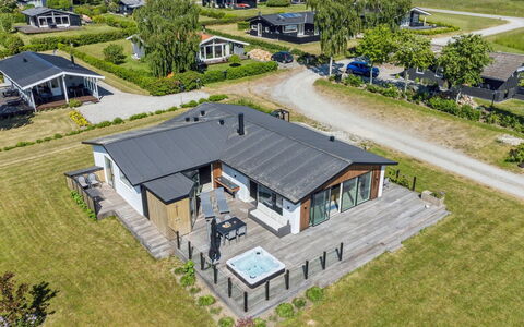 Niska - 200M from the Sea: Tetto, Casa, Porta, Villetta, Shade, Raccordo, Cortile, Estate, Backyard