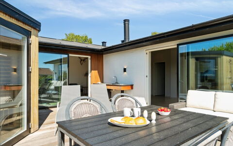 Niska - 200M from the Sea: Tetto, Casa, Porta, Villetta, Shade, Raccordo, Cortile, Estate, Backyard