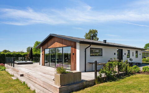 Niska - 200M from the Sea: Tetto, Casa, Porta, Villetta, Shade, Raccordo, Cortile, Estate, Backyard