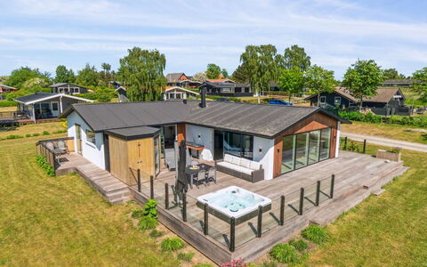 Niska - 200M from the Sea: Tetto, Casa, Porta, Villetta, Shade, Raccordo, Cortile, Estate, Backyard