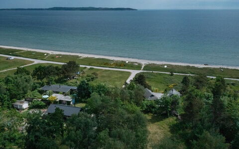 Benja - 150M from the Sea: Zona Residenziale, Arbusto, Casa, Casa, Giardino, Estate, Shade, Landscaping, Prato