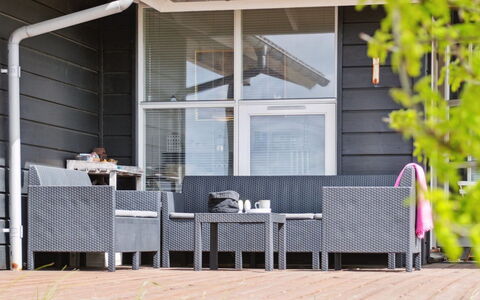 Elspeth - 25M from the Sea: Tetto, Casa, Casa, Villetta, Porta, Raccordo, Deck, Portico, Plank, Latifoglie