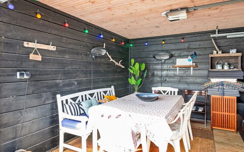 Elspeth - 25M from the Sea: Tetto, Casa, Casa, Villetta, Porta, Raccordo, Deck, Portico, Plank, Latifoglie